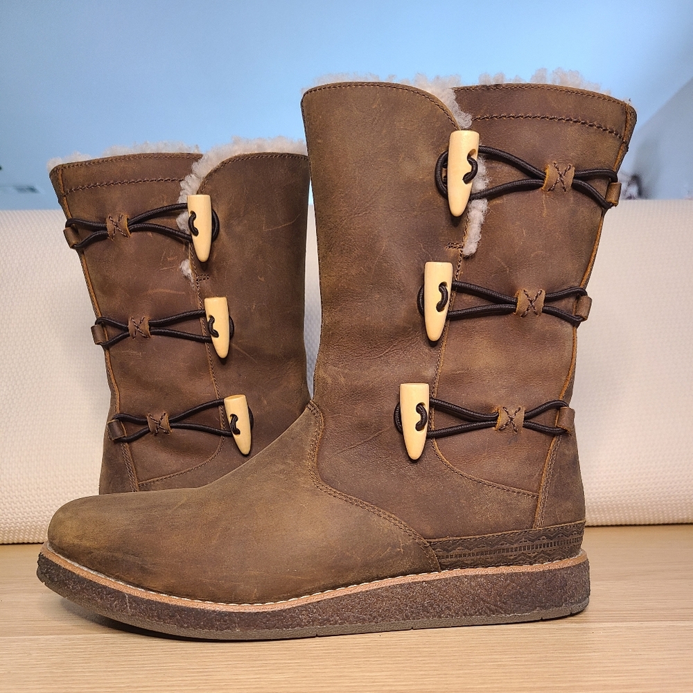 UGG 8.5 Kaya Toggle Boots